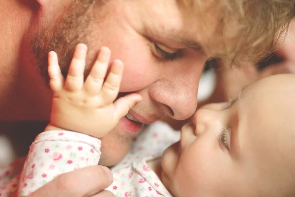 Père heureux Aimer le nouveau-né Bébé fille — Photo