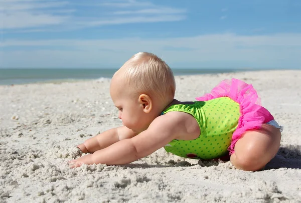 Linda niña jugando en la arena en la playa —  Fotos de Stock