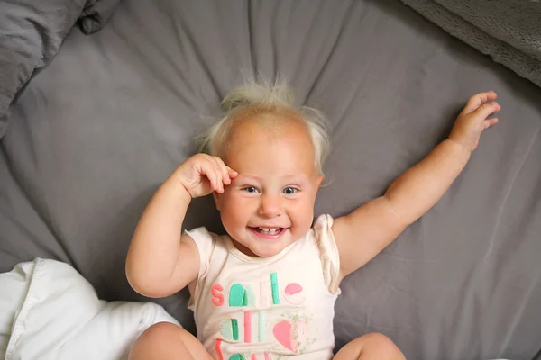 幸せな 1 歳の赤ちゃん女の子ベッドの中に敷設 — ストック写真