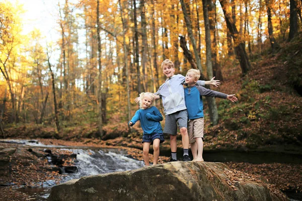 Tres Lindos Niños Aventureros Rubios Sonríen Alegremente Mientras Juegan Una — Foto de Stock