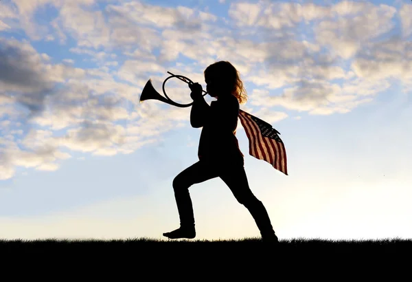 Una Silueta Una Niña Patriótica Jugando Marchando Afuera Tocando Cuerno — Foto de Stock