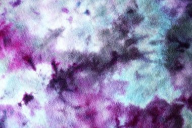 Soyut, mavi, mor ve siyah bir mürekkep deseni. Pamuk kumaş tişörtü üzerindeki toz ve buzdan yapılmış..