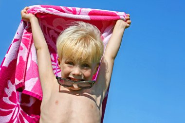 plaj havlusu yaz gününde heyecanlı çocuk