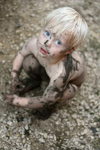 Adorabile sporco bambino guardando macchina fotografica — Foto Stock
