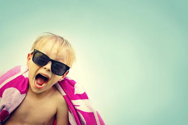 Niño emocionado en toalla de playa en el día de verano — Foto de Stock