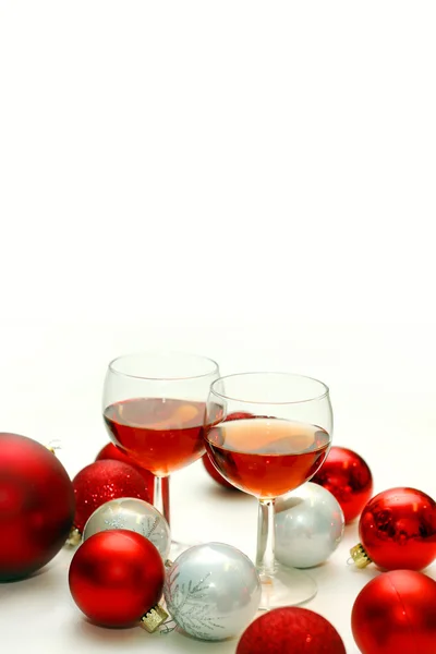 Dois copos de vinho cercados por decorações de Natal — Fotografia de Stock