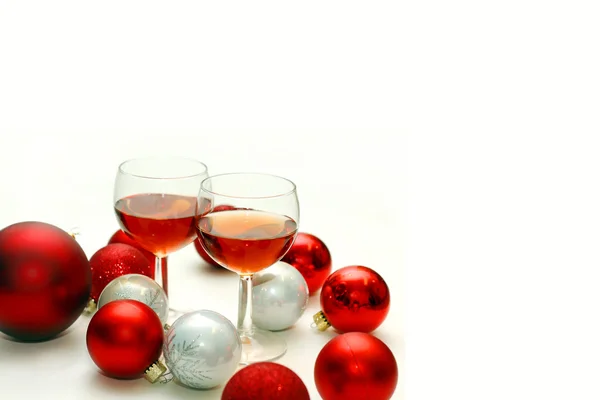 Deux verres à vin entourés de décorations de Noël — Photo