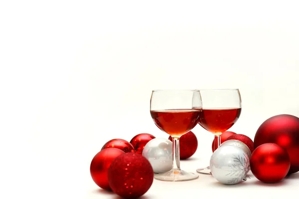 Vinho tinto e decorações de Natal — Fotografia de Stock