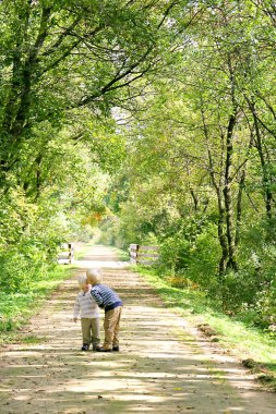 Ağabey ormanda yürüyüş yaparken genç çocuk öpüşme