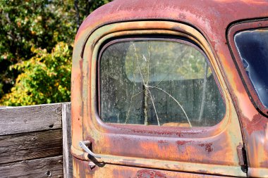 Eski Vintage kamyonet kırık camda