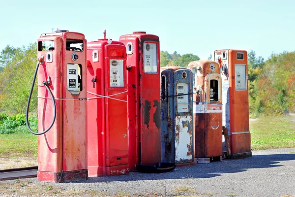 Vintage opuštěné plynové nádrže na stanicích — Stock fotografie