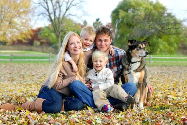 Sonbahar portre köpek mutlu aile ve evde beslenen hayvan