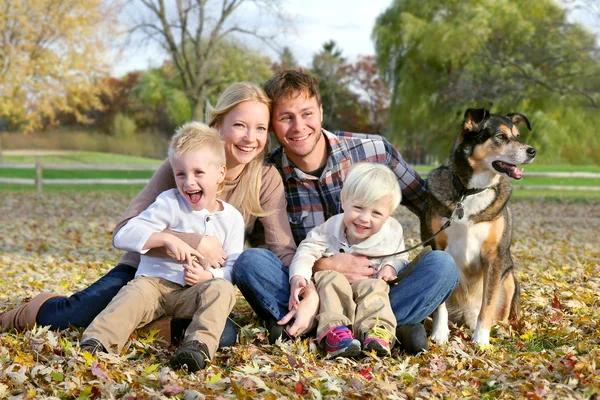 Familia feliz y perro mascota retrato de otoño — Foto de Stock