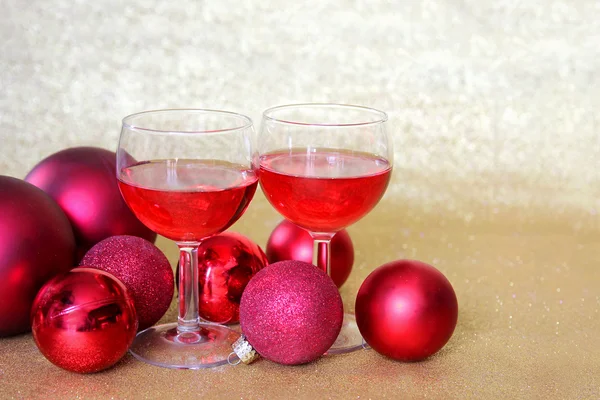 Due bicchieri di vino tostato da decorazioni lampadina di Natale — Foto Stock