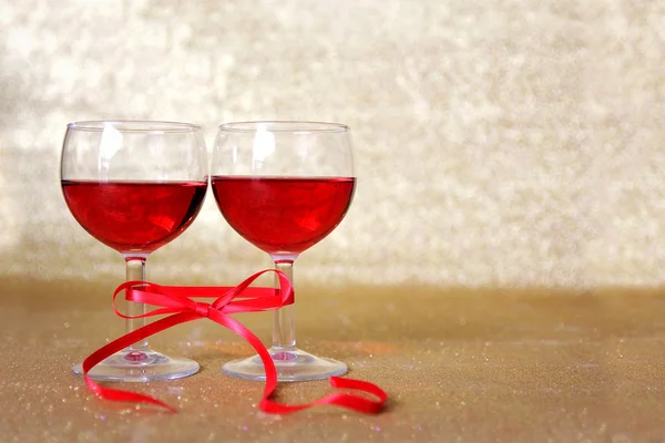 Due bicchieri di vino rosso legati insieme con l'arco — Foto Stock