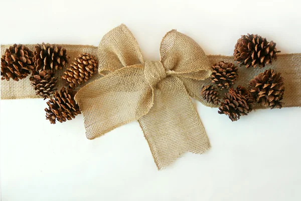 Jute Kerstmis boog met Pinecones geïsoleerd op witte achtergrond — Stockfoto