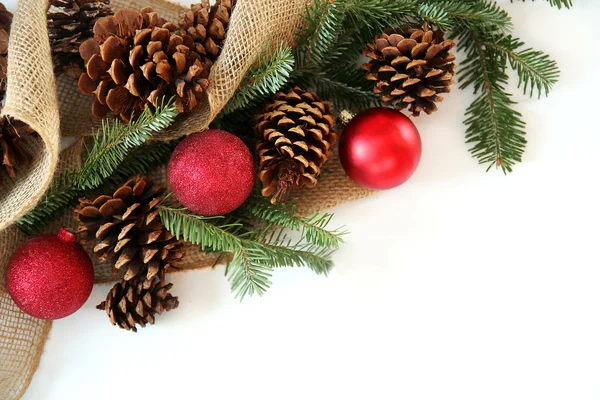 Bolbo de Natal, Pinecone e Evergreen Fronteira Isolado em Branco — Fotografia de Stock