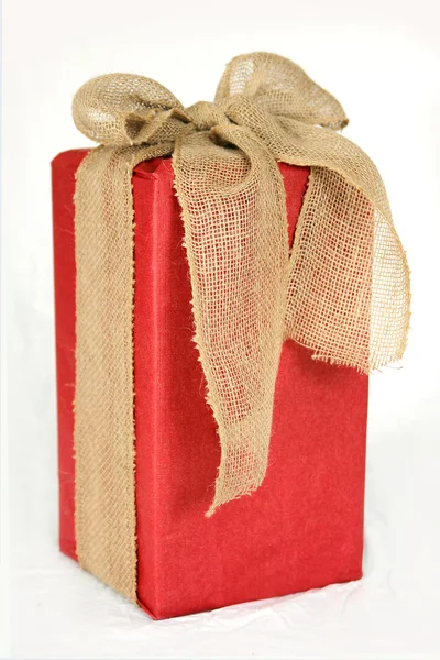 Великої червоної різдвяної подарункової коробки, загорнутої в Burlap Bow — стокове фото
