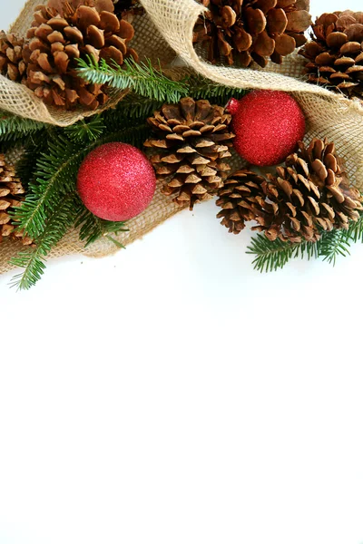 Christmas lamp, Pinecone en groenblijvende grens geïsoleerd op wit — Stockfoto