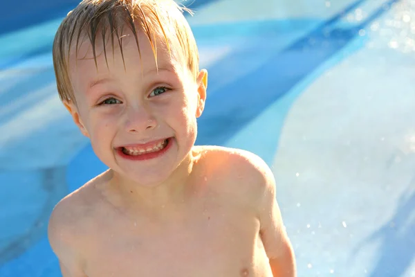 Niño muy emocionado nadando en la piscina —  Fotos de Stock