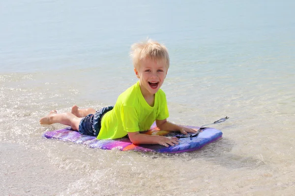 Jong kind rijden op Boogie Board in Oceaan — Stockfoto