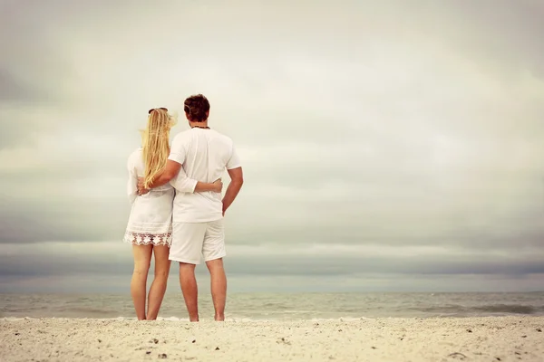 Feliz jovem casado casal olhando para o oceano — Fotografia de Stock