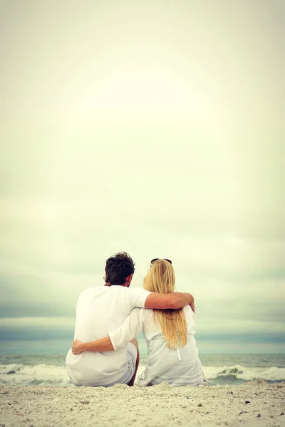 Feliz jovem casado casal olhando para o oceano — Fotografia de Stock