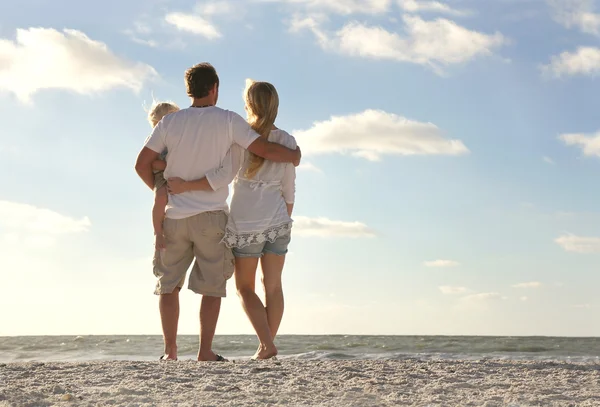 Familia feliz en vacaciones de playa mirando al océano —  Fotos de Stock