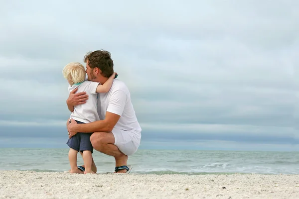 Padre e giovane figlio che si affaccia sull'oceano — Foto Stock