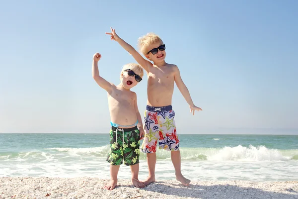Dos niños felices en vacaciones en la playa —  Fotos de Stock