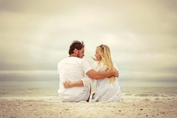 Happy Young Married Couple Looking at Ocean — Stock Photo, Image