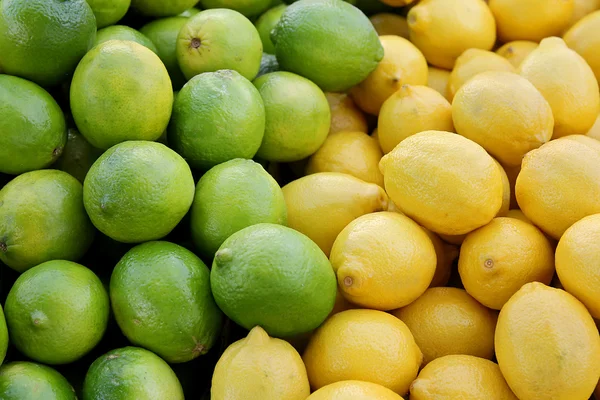Montón de Limones Amarillos Frescos y Limas Verdes en el Mercado de Agricultores —  Fotos de Stock