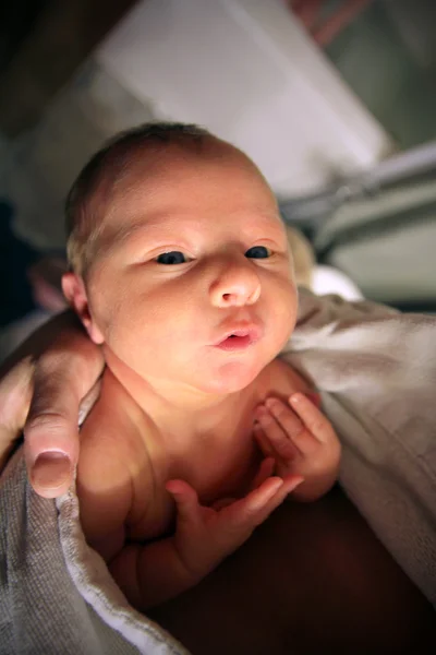 Newborn Baby Wrapped in Mother's Arms After Bath — Stock Photo, Image