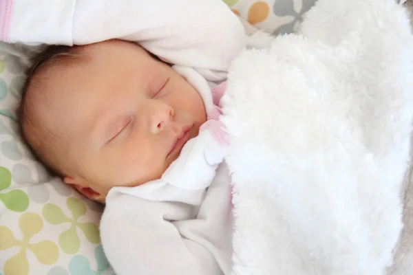 Précieux nouveau-né bébé fille qui dort — Photo