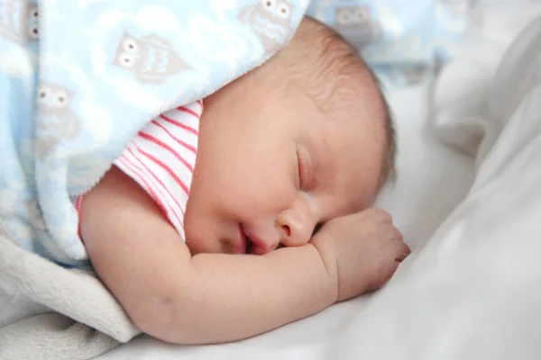 Précieux nouveau-né bébé fille qui dort — Photo