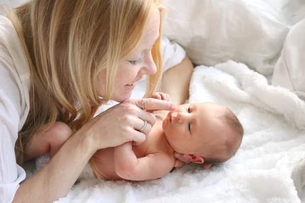 Felice madre toccando neonato figlie naso — Foto Stock