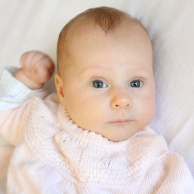 Parlak mavi gözlü tatlı yeni doğan bebek kız