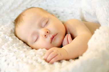 Yeni doğan bebek kız beyaz battaniye uyku