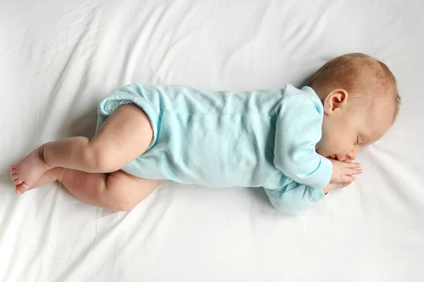 Zoete pasgeboren Baby slapen op witte Bed — Stockfoto