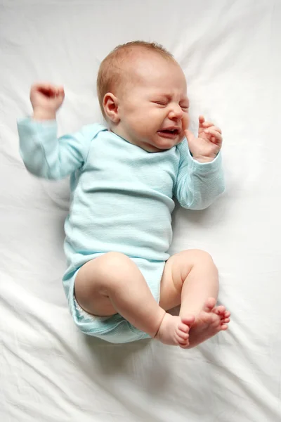 Dulce bebé recién nacido llorando en cuna — Foto de Stock