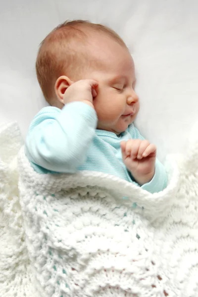 Menina recém-nascida dormindo em cobertores brancos — Fotografia de Stock