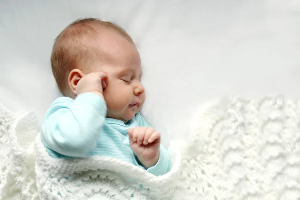 Slapende pasgeboren babymeisje in witte dekens — Stockfoto