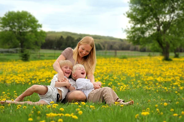 Moeder kietelen jonge kinderen — Stockfoto