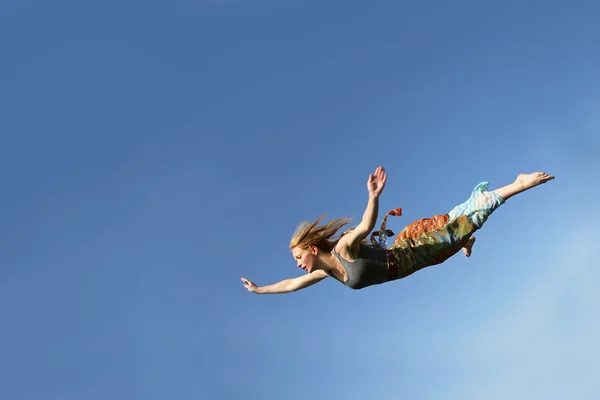 Mujer cayendo por el cielo —  Fotos de Stock