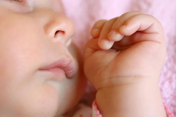 Nahaufnahme von Händen und Gesicht des schlafenden Babys — Stockfoto