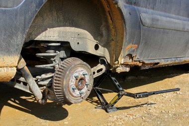 Araba lastiği değiştirmek jakına kaldırdı