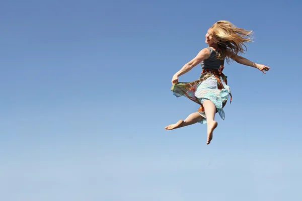 Dansende vrouw springen door de lucht — Stockfoto