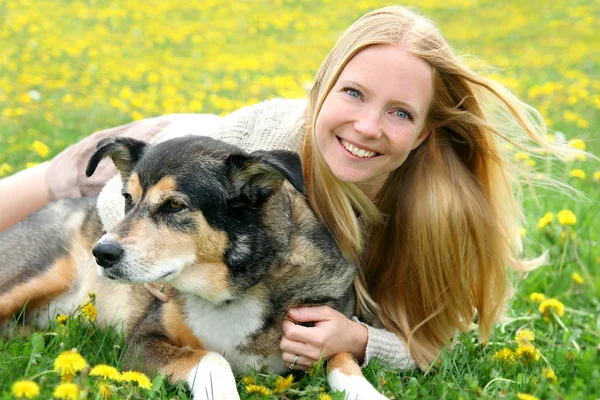 Alman çoban köpeği ile oynarken dışarıda mutlu kız — Stok fotoğraf