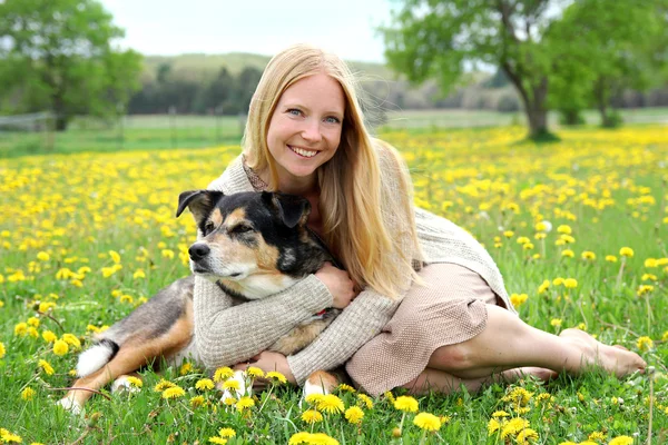 Mulher feliz abraçando cão pastor alemão — Fotografia de Stock