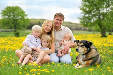 Mutlu bir aile ve çiçek çayır köpeği